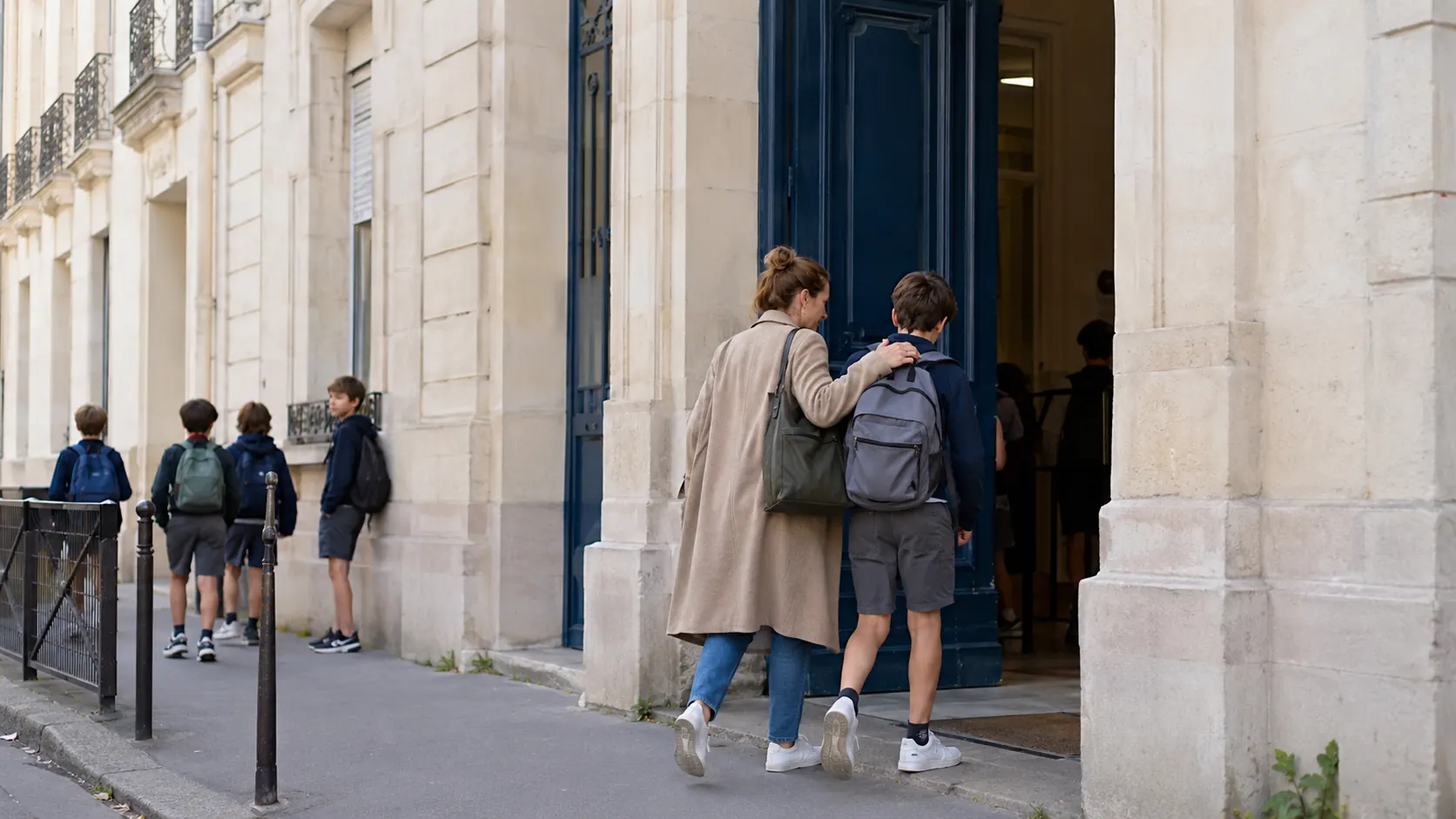 Mère accompagnant son fils à l’entrée du collège Saint-Michel de Picpus dans le 12e arrondissement de Paris.
